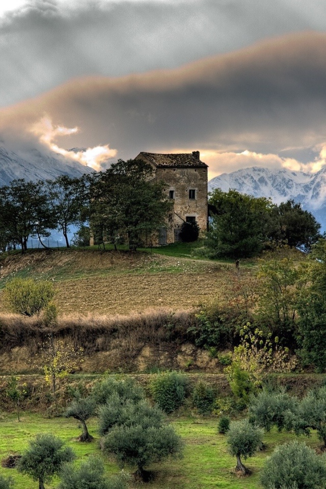 Замок на холме среди гор, фото HDR