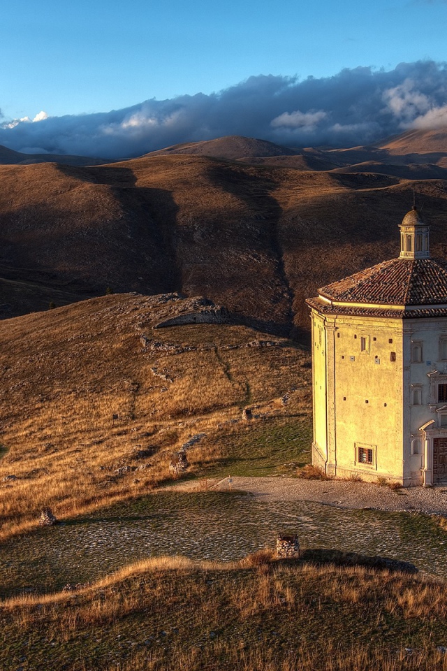 Церковь среди гор в Грузии