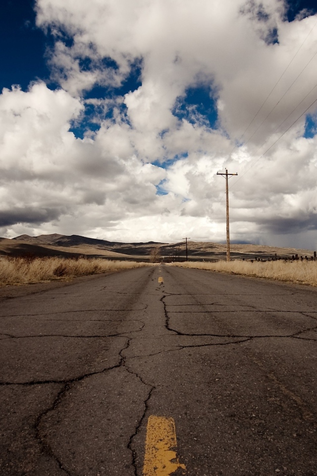 Трещины на асфальте в пустыне