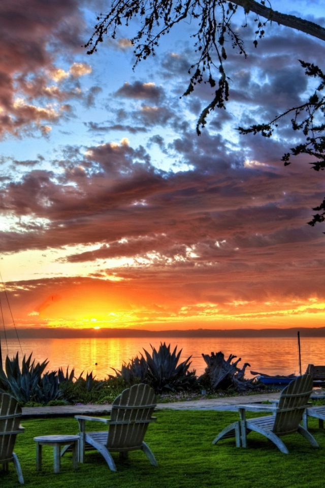 Шезлонги на берегу озера на закате, фото HDR