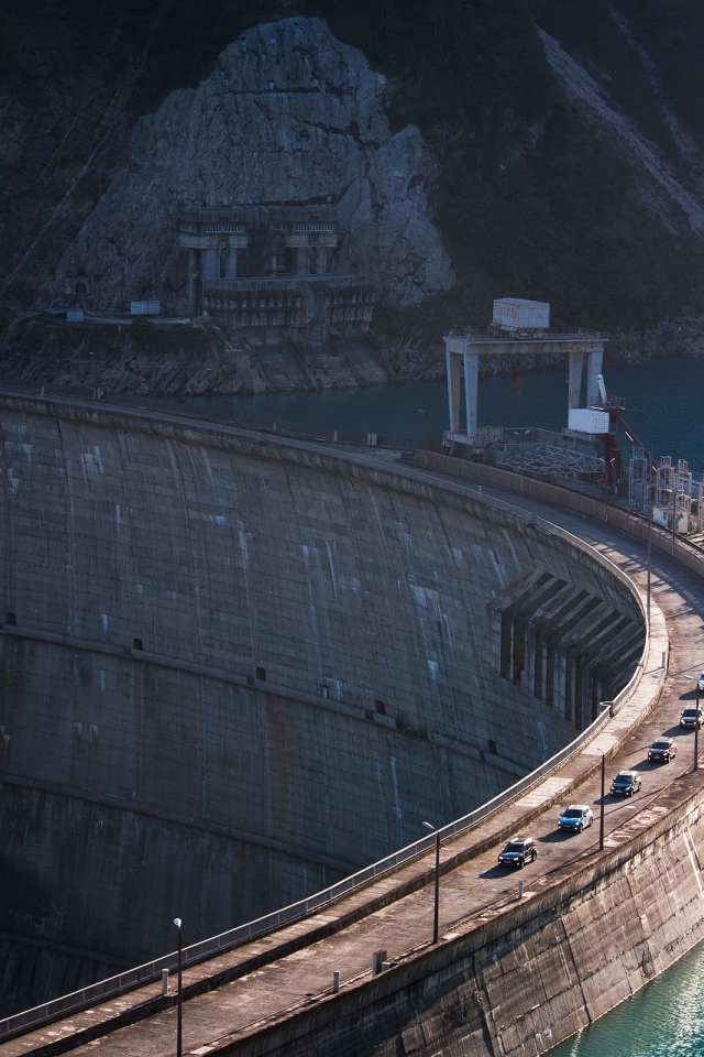 Плотина гидроэлектростанции в горах