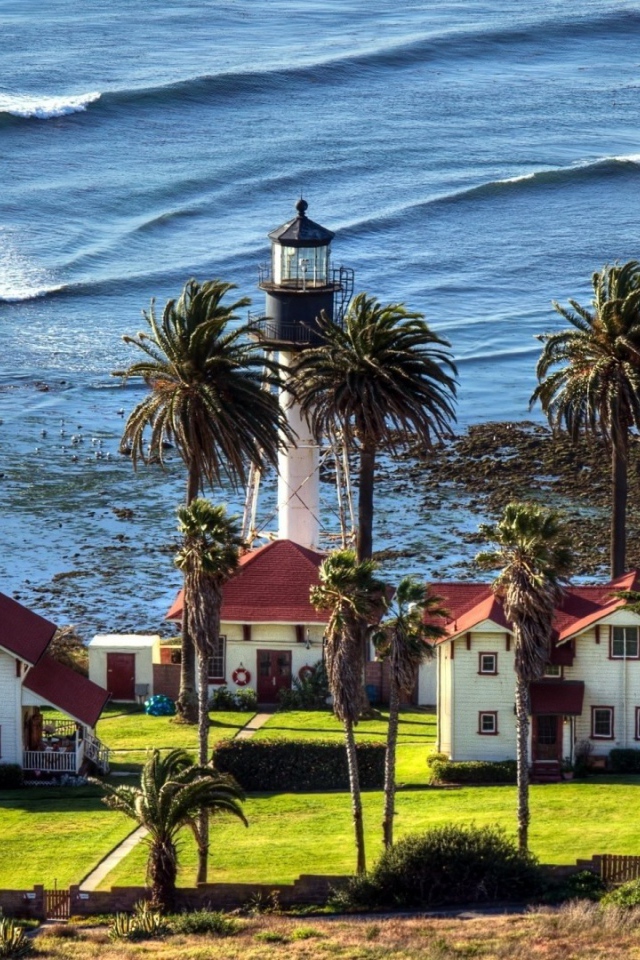 Маяк под пальмами на берегу моря