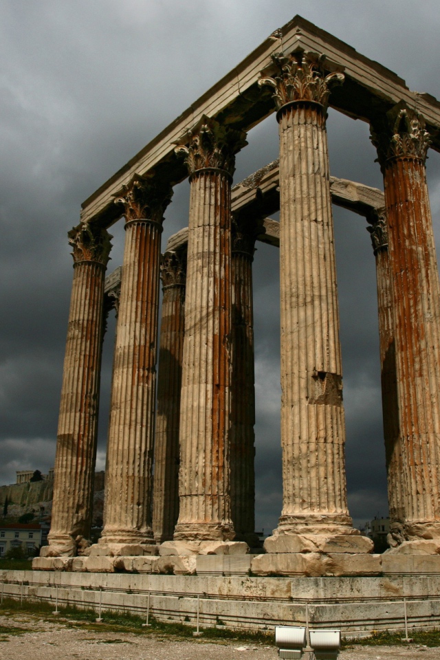 Остатки колонн древнего храма