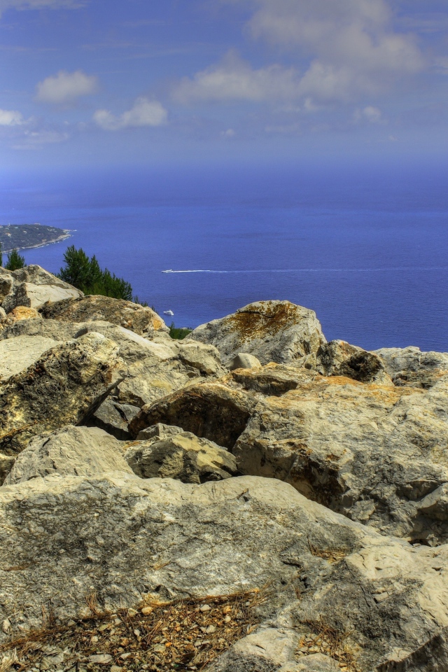 Скалистый берег Средиземного моря