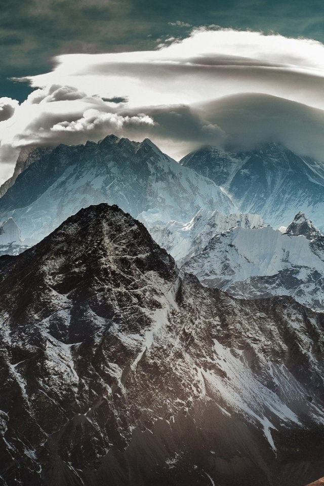 Круглое облако на горных пиках в Гималаях