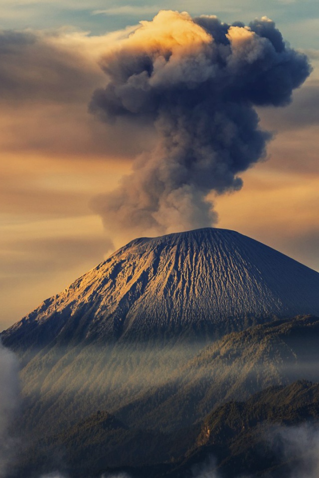 Семеру - самый высокий вулкан на острове Ява в Индонезии