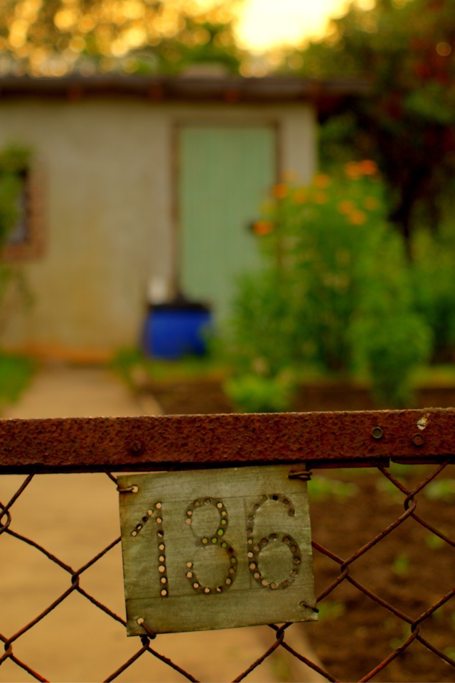 Номерной знак на калитке