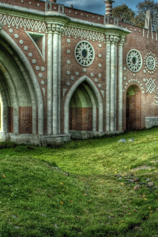 Старинный мост над оврагом, фото HDR