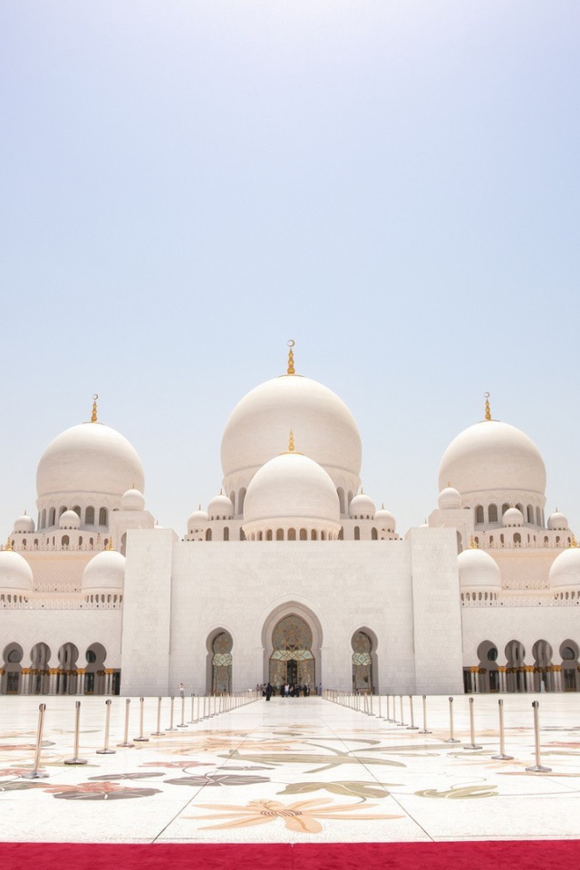 Двор белой мечети с золотыми минаретами