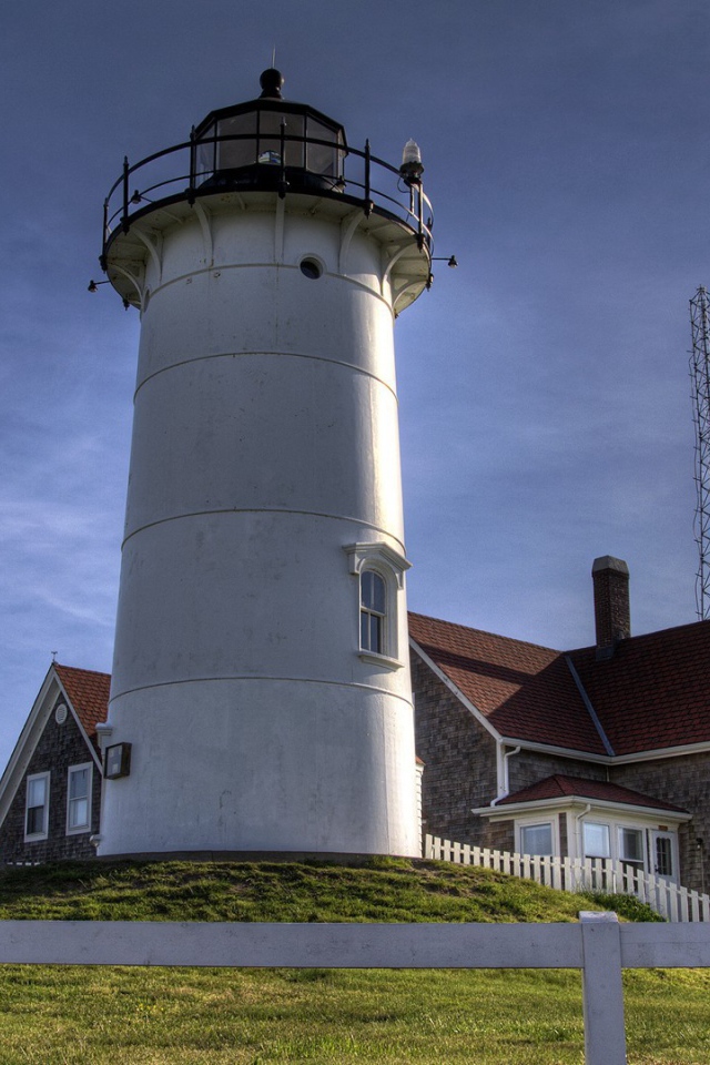 Большой маяк на побережье в США