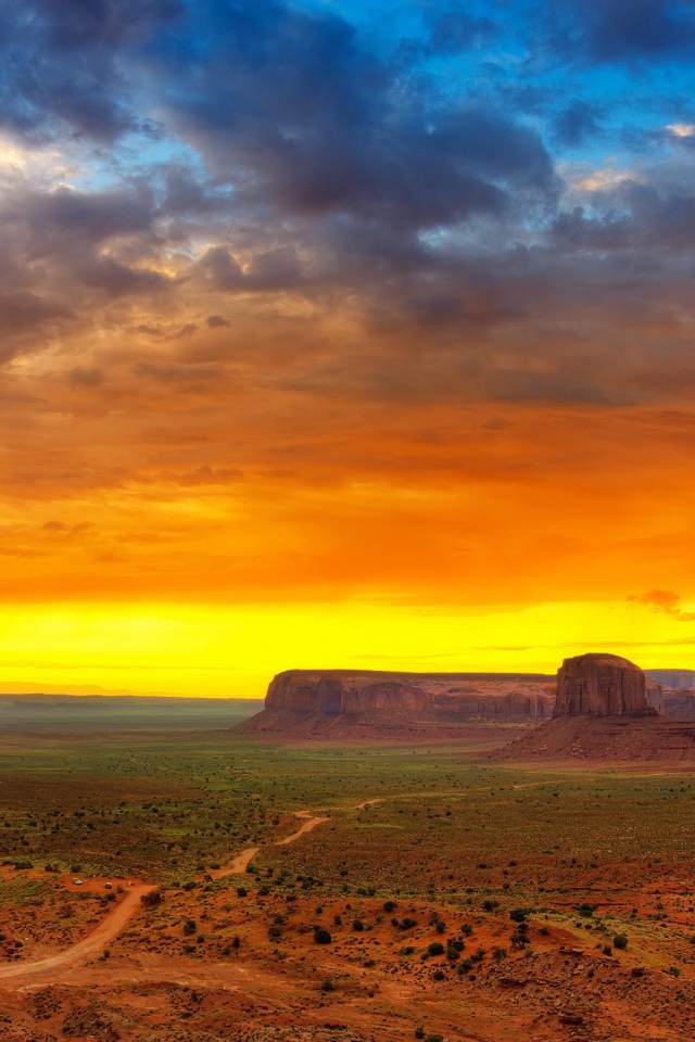 Яркий закат в Долине монументов