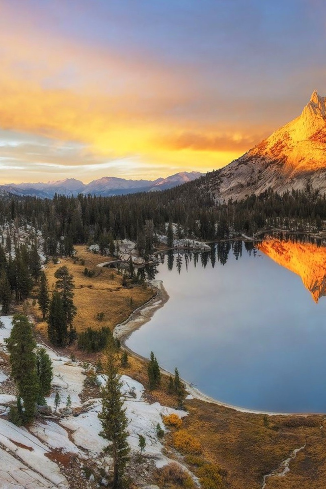Золотая скала над озером, Калифорния