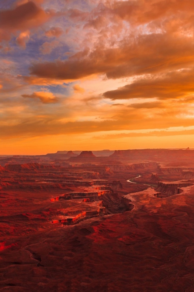 Красный закат в Национальном парке Страна каньонов, США