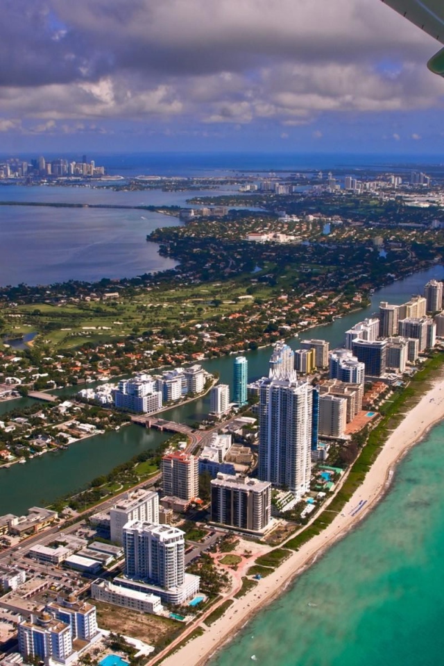Курорт Майами под крылом самолета