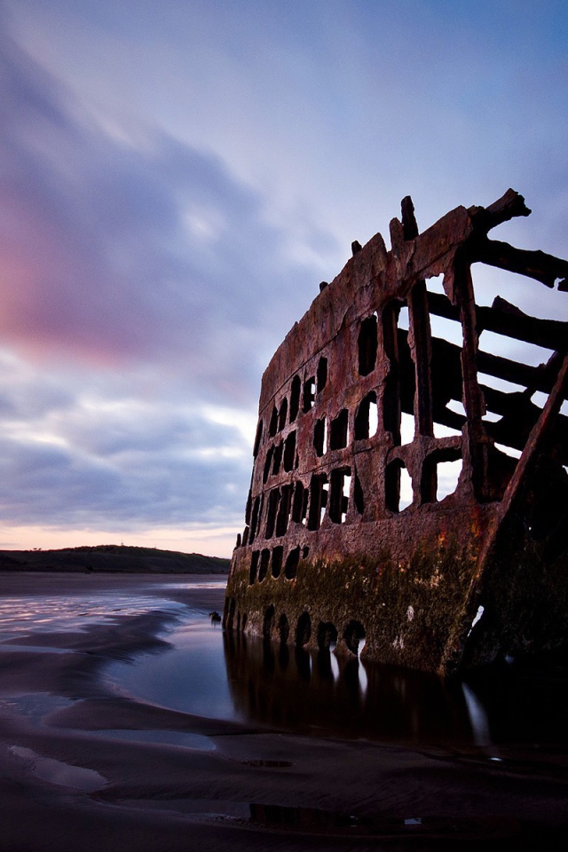 Ржавый каркас корабля у берега, Орегон