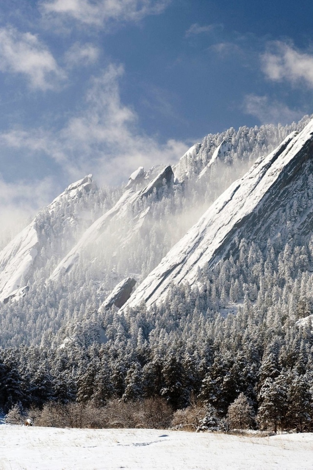 Заснеженные скалы в горах Колорадо