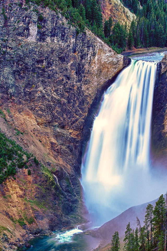 Водопад в Йеллоустонском парке