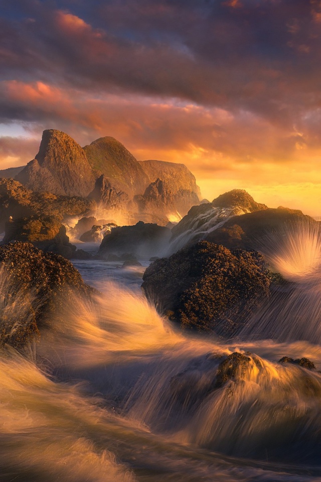 Волны разбиваются о камни у побережья в Орегоне