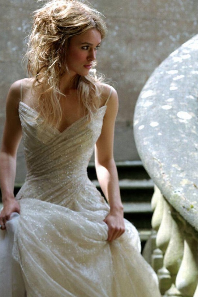 Девушка в белом платье спускается по лестнице, Кира Найтли