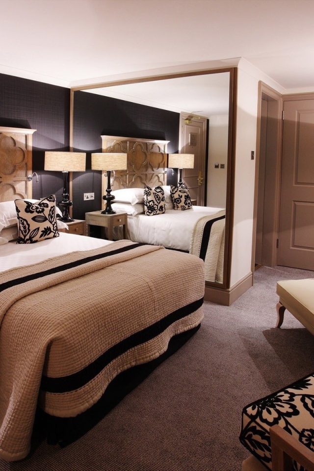 Комната в отеле в коричневых тонах