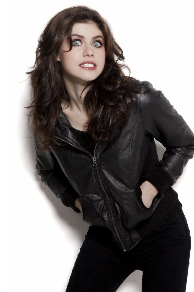 Актриса Александра Даддарио в кожаной куртке