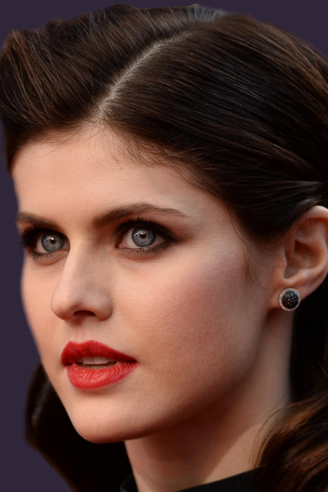 Актриса Александра Даддарио на фиолетовом фоне