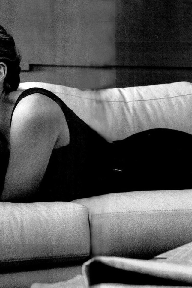 Анджелина Джоли лежит на диване