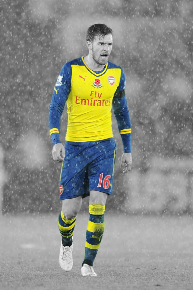 Игрок Арсенала во время дождя, футбол