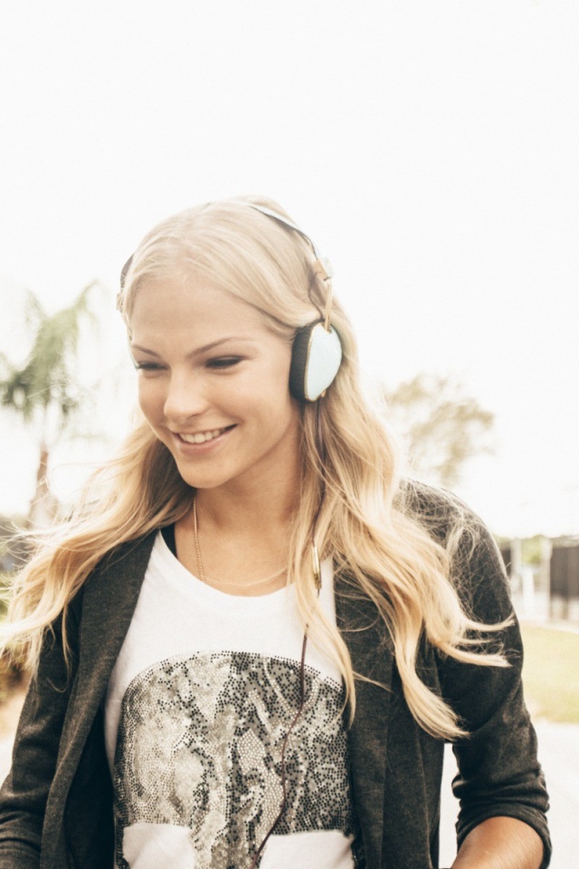 Спортсменка Дарья Клишина в наушниках