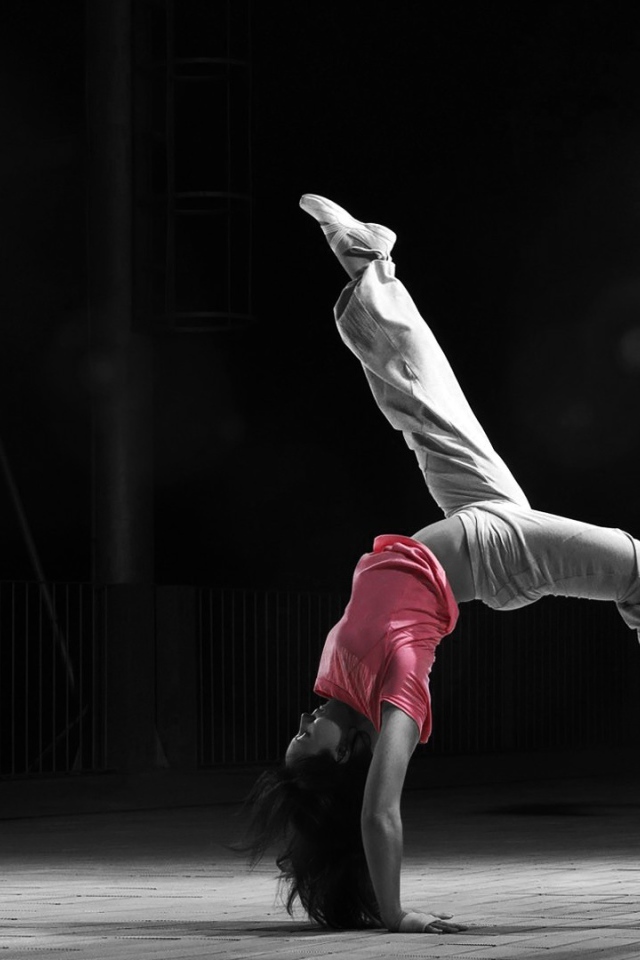 Спортивная девушка стоит на руках