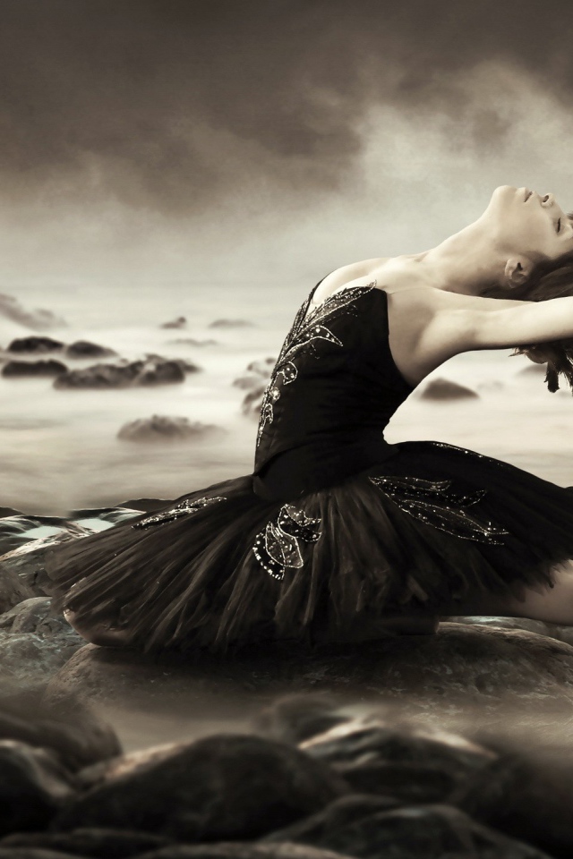 Балерина в черном платье среди волн