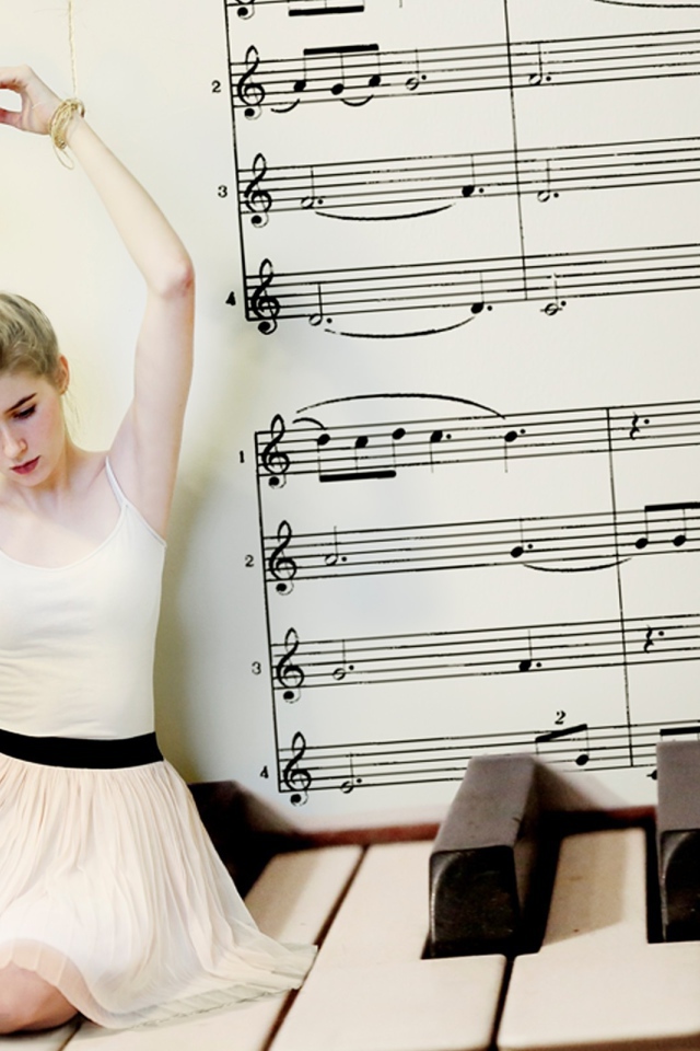 Балерина на клавишах пианино