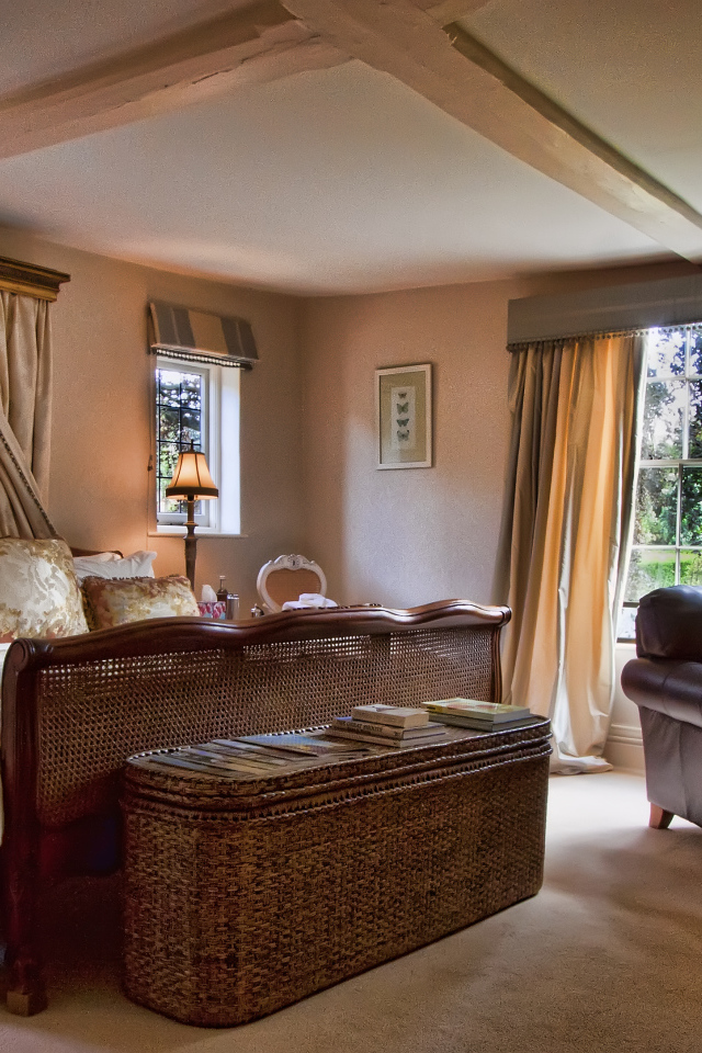 Кровать в загородном доме