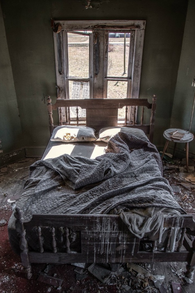 Спальня в заброшенном доме