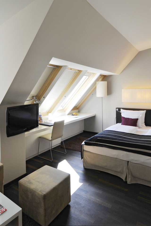 Спальня в доме на мансарде