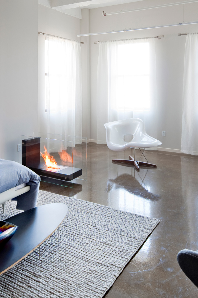 Спальня с белыми шторами