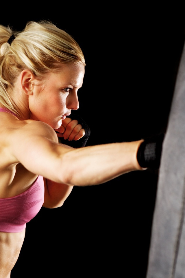 Блондинка отрабатывает удары в боксе