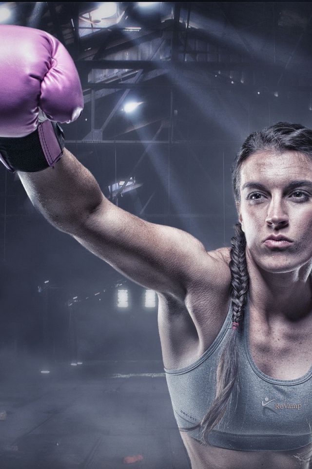 Боксер девушка в сиреневых перчатках