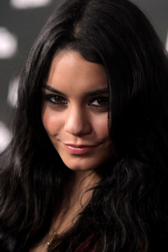 Брюнетка Ванесса Хадженс