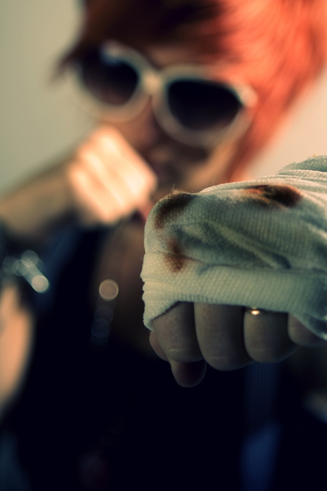 Сбитый кулак у девушки боксера