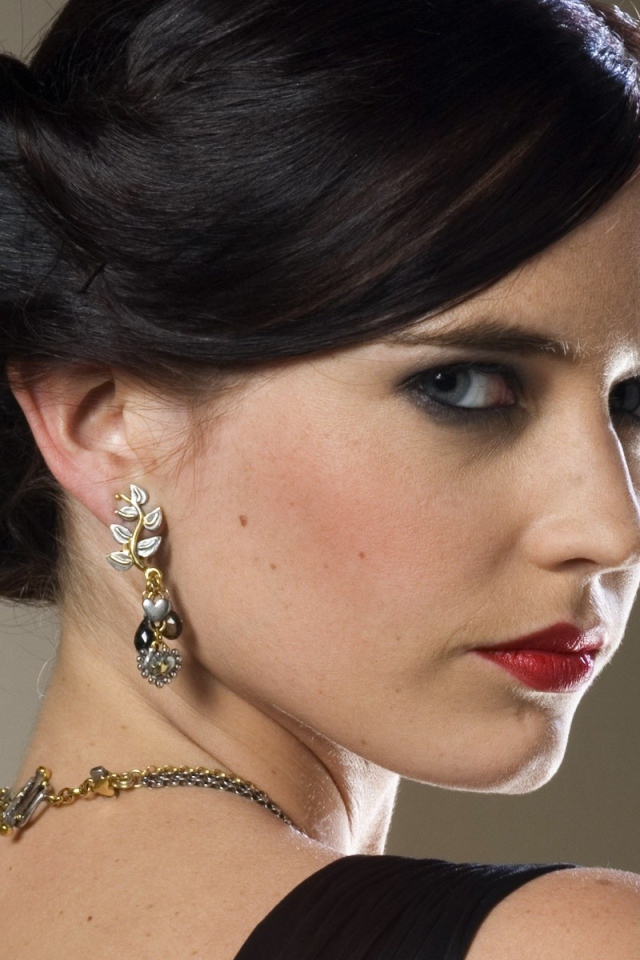 Ева Грин хмурит брови