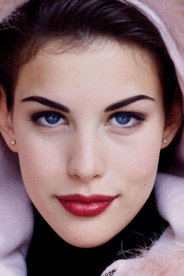 Меховая накидка на голове Лив Тайлер