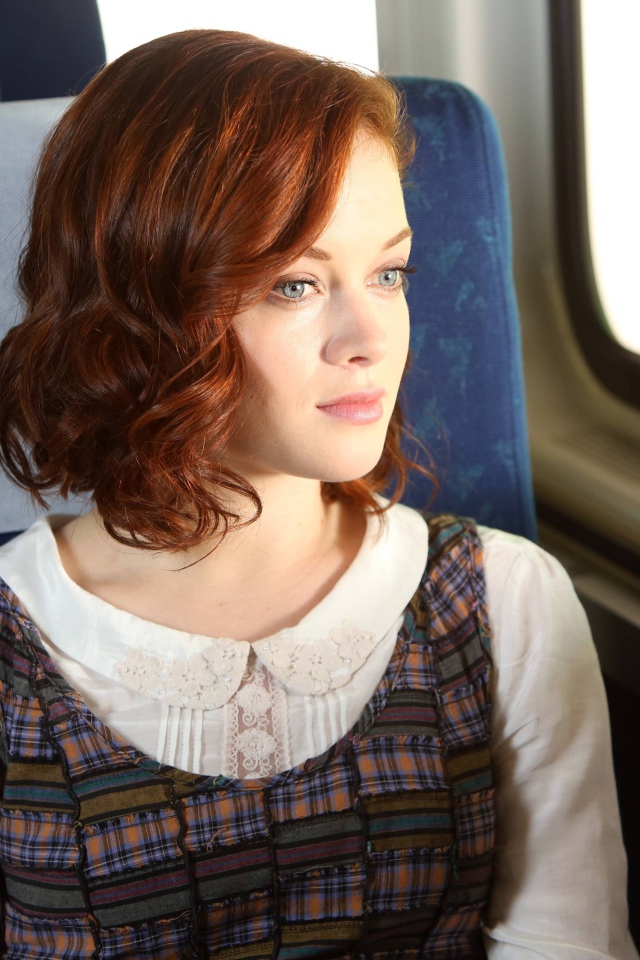 Девушка Джейн Леви смотрит в окно поезда