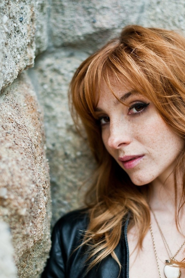 Девушка Вика Керекеш у каменной стены