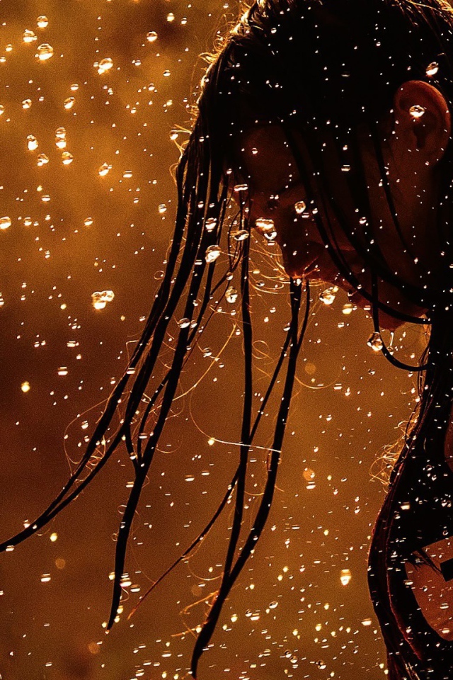 Девушка спортсменка среди капель дождя