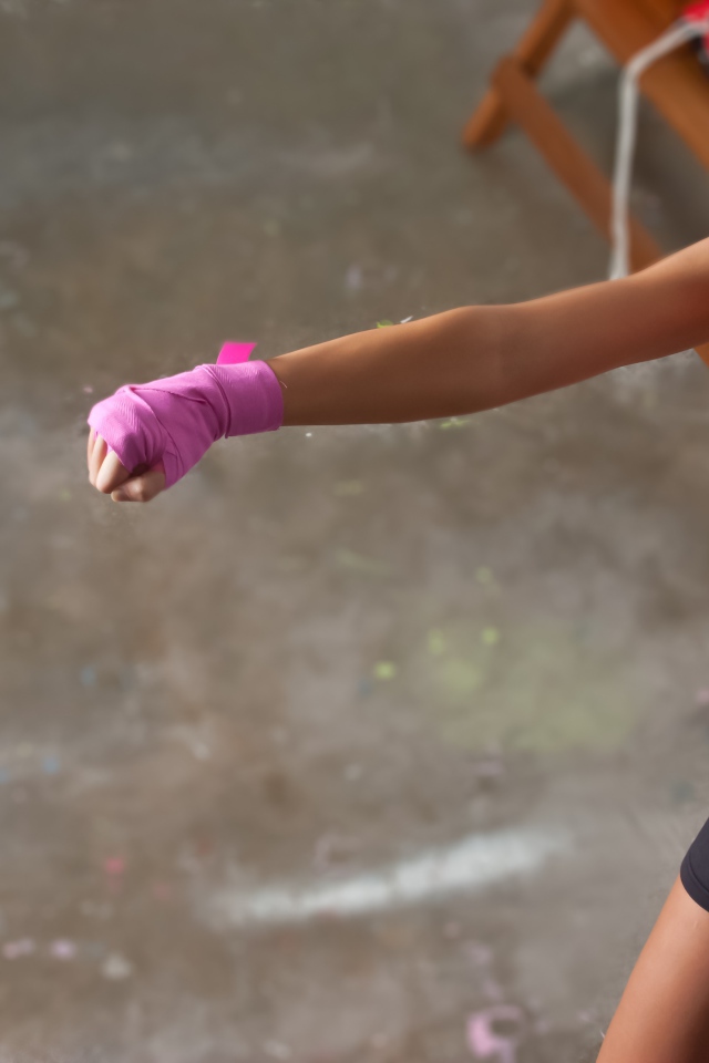 Девушка боксер тренируется в спортзале