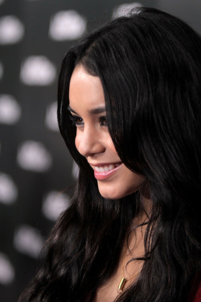 Девушка брюнетка Ванесса Хадженс