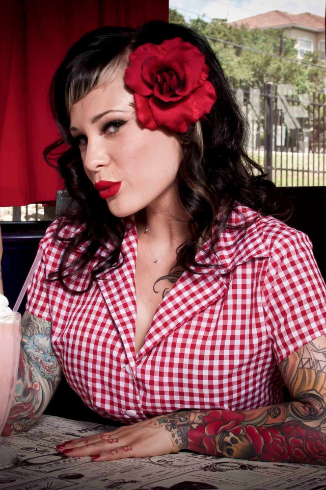 Девушка в тату ест мороженое