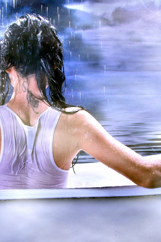 Девушка с тату на шее сидит в ванной