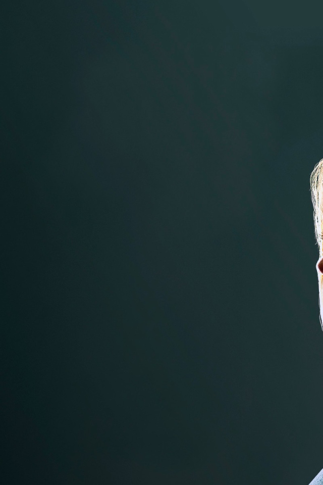 Девушка с татуировкой на бритой голове